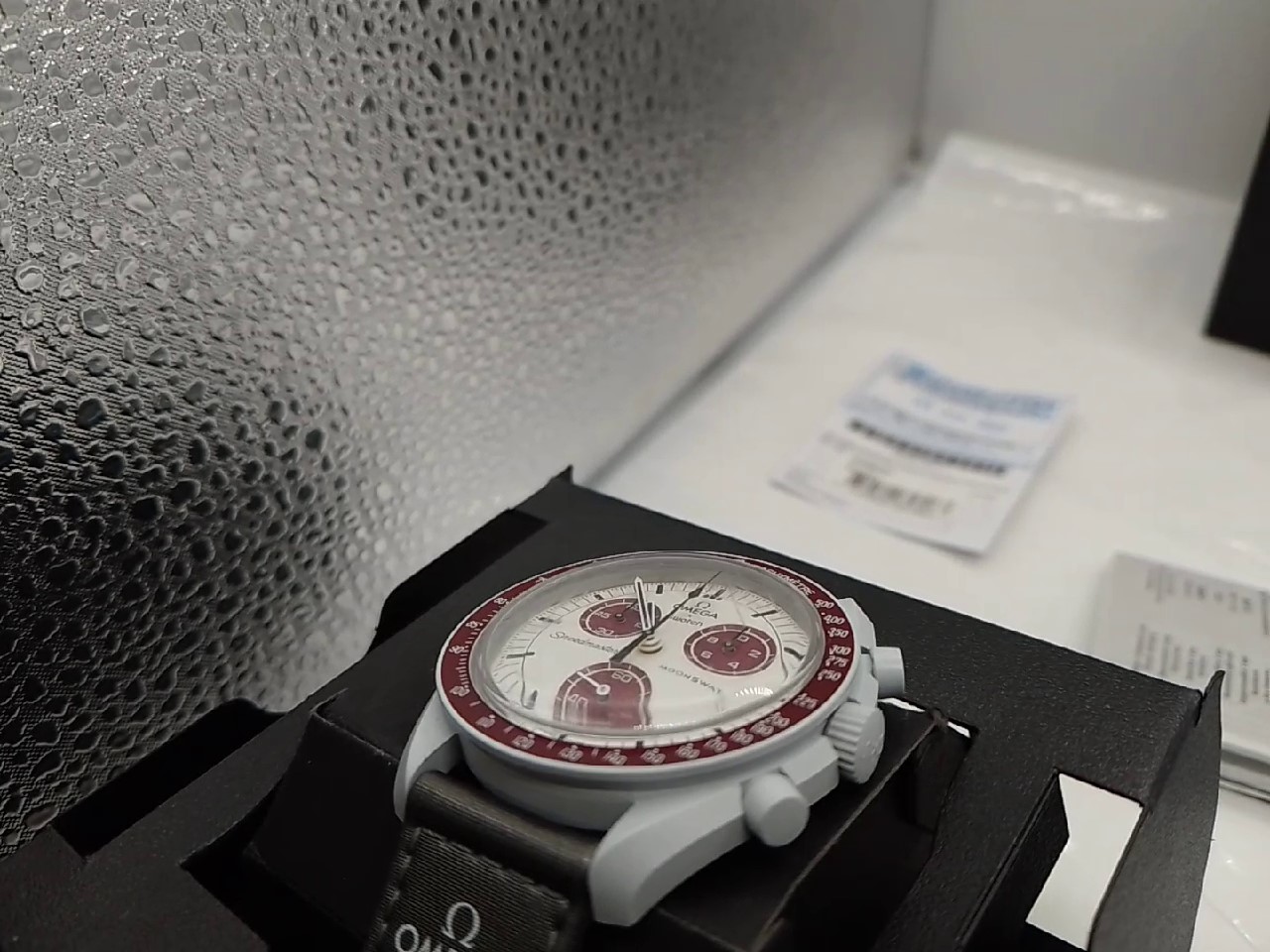 Omega Moonswatch Mission To Pluto | mit Originalverpackung | kratzer am Glas | Zustand: Gut – Bild 2