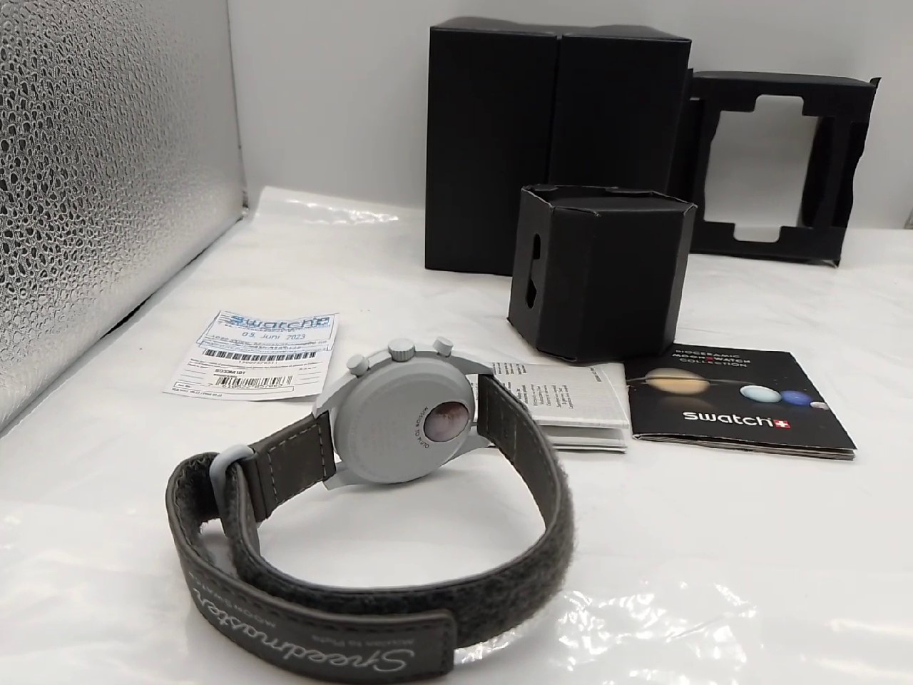 Omega Moonswatch Mission To Pluto | mit Originalverpackung | kratzer am Glas | Zustand: Gut – Bild 3