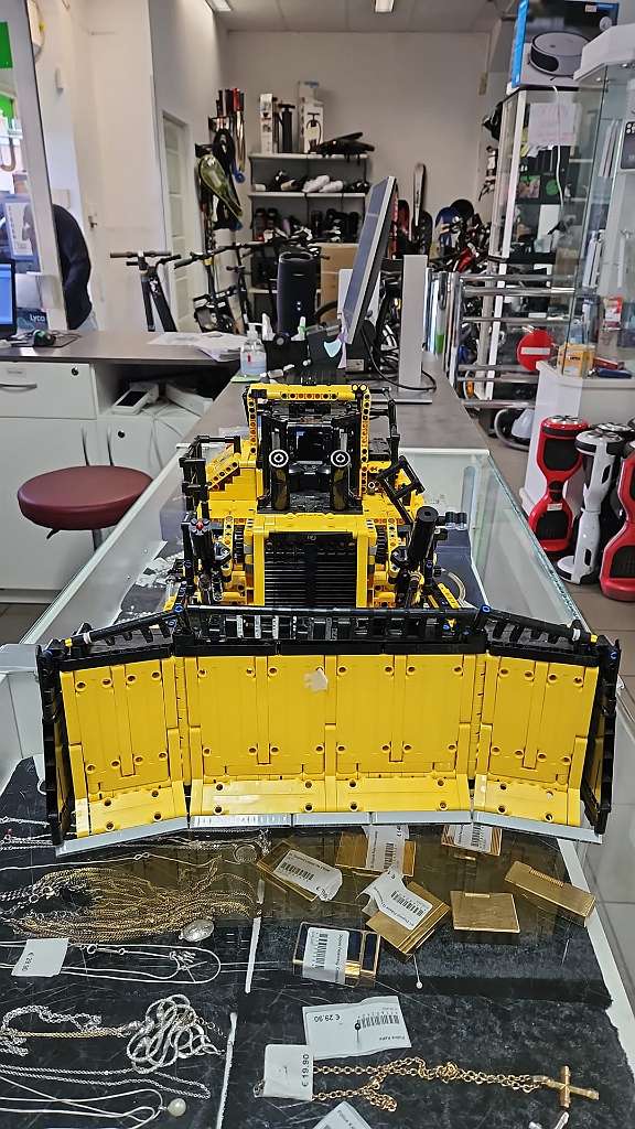 Lego Appgesteuerter Cat D11 Bulldozer | mit Originalverpackung | Mit Zubehör | Zustand: Wie Neu