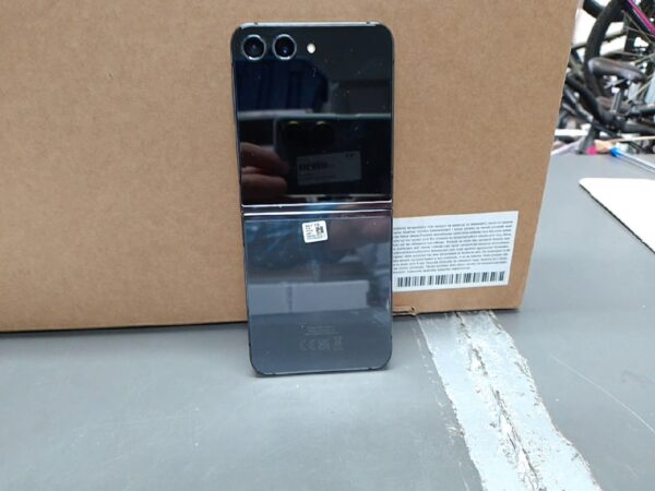 Samsung Galaxy Z Flip 5 256GB | SimLock: Frei | Zustand: Wie Neu | Farbe: schwarz – Bild 2