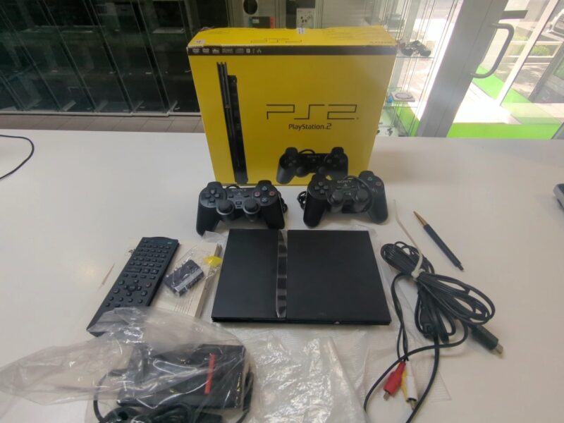 Playstation 2 Slim + 2 Controller  | Mit Verpackung  |  Fernbedienung  |  Anleitung  |  Zubehör | Zustand: Wie Neu | Farbe: schwarz