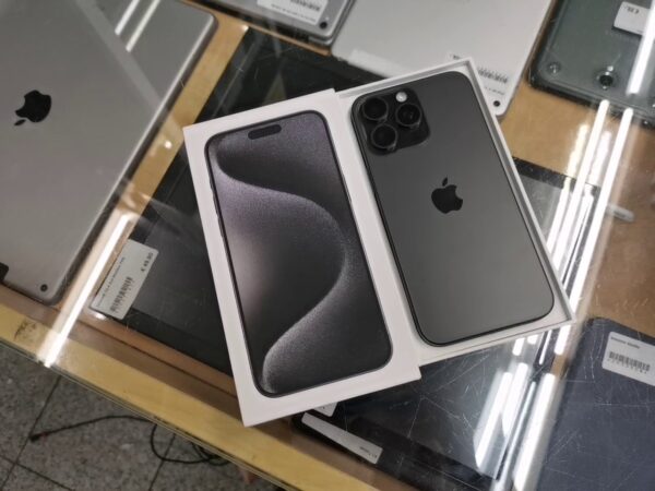 iPhone 15 Pro Max 256GB | mit Originalverpackung Baterie zustand 100%Eingeschränkte Garantie
Gültig bis: 30 November 2024 | SimLock: Frei | Zustand: Sehr Gut | Farbe: schwarz – Bild 2