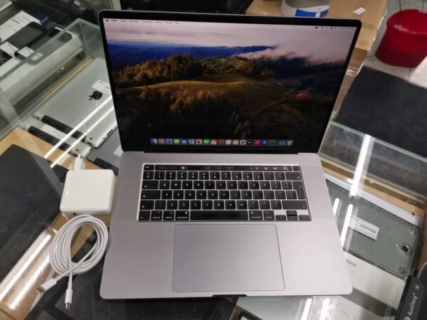 Apple Macbook Pro 16 2019 Core I9 | 16 00 GB  Ram  512GB SSD 2 |4 Ghz 8Core Graphic 630 1536MB  | DDR4  Touch Bar   |  Batteriezustand 93 % Garantie 6 Monate |  Mit Ladegerät 1234 Pin  | Zustand: Sehr Gut – Bild 2