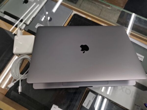 Apple Macbook Pro 16 2019 Core I9 | 16 00 GB  Ram  512GB SSD 2 |4 Ghz 8Core Graphic 630 1536MB  | DDR4  Touch Bar   |  Batteriezustand 93 % Garantie 6 Monate |  Mit Ladegerät 1234 Pin  | Zustand: Sehr Gut – Bild 3