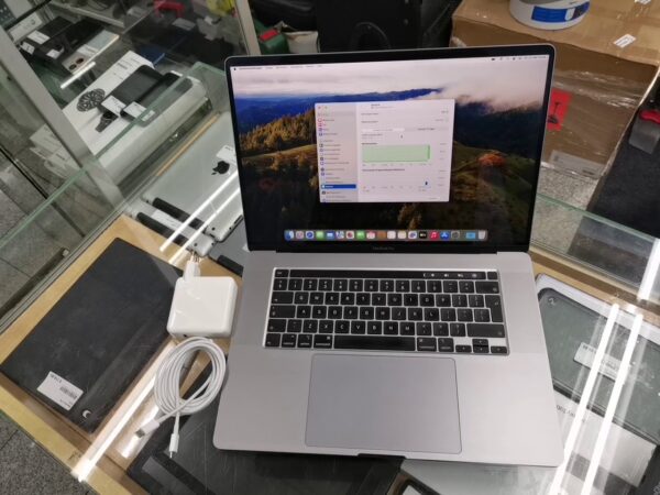 Apple Macbook Pro 16 2019 Core I9 | 16 00 GB  Ram  512GB SSD 2 |4 Ghz 8Core Graphic 630 1536MB  | DDR4  Touch Bar   |  Batteriezustand 93 % Garantie 6 Monate |  Mit Ladegerät 1234 Pin  | Zustand: Sehr Gut – Bild 4