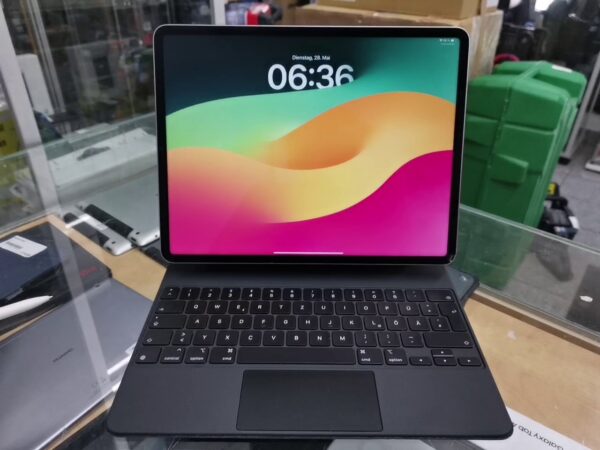 Apple Ipad Pro 12.9 6. Generation / 2022 128 GB  | Glass Sprung  |  Mit Keybord | Zustand: Sehr Gut – Bild 2