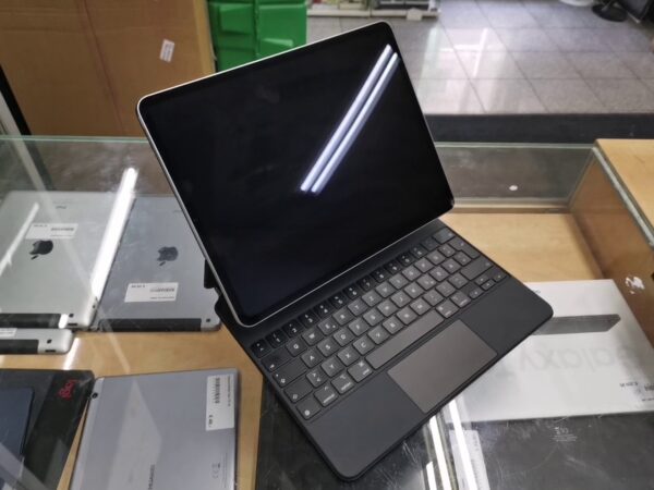 Apple Ipad Pro 12.9 6. Generation / 2022 128 GB  | Glass Sprung  |  Mit Keybord | Zustand: Sehr Gut – Bild 5