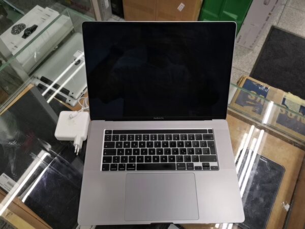 Macbook Pro 16 Zoll 2 3 Ghz 8 core I9 | 32  |  GB Ram 1 TB SSD  Ladezyklen 556 Batteriezustand   | noch Gut Mit Original Ladegerät  | Zustand: Gut – Bild 2
