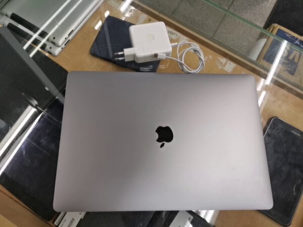 Macbook Pro 16 Zoll 2 3 Ghz 8 core I9 | 32  |  GB Ram 1 TB SSD  Ladezyklen 556 Batteriezustand   | noch Gut Mit Original Ladegerät  | Zustand: Gut – Bild 3