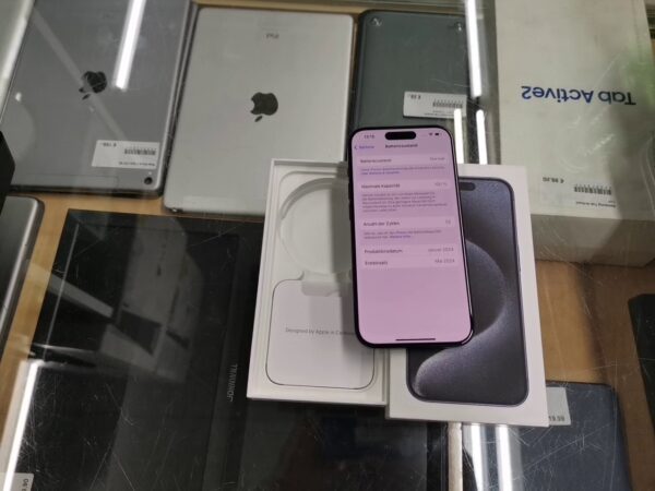iPhone 15 Pro 256GB | mit Originalverpackung  |  Garantie
Gültig bis: 7 Mai 2025 Kleine Diele Auf Rahme  | SimLock: Frei | Zustand: Gut | Farbe: schwarz – Bild 6