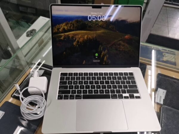 Apple Macbook Air 15 Space Gray M2 | 8 Core CPU  |  10 Core GPU | 8GB RAM
 512GB SSD  Engliche Tastatur ohne mit Ladegerät Garantie  Test1234
Gültig bis: 21 November 2024 Mit Ladegerät  | Zustand: Wie Neu – Bild 2