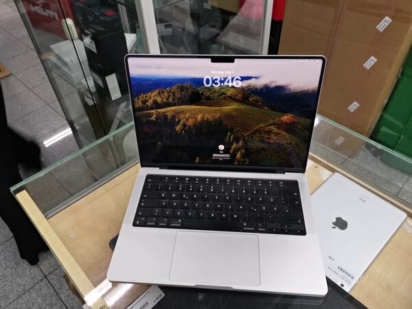 Macbook Pro (14-inch, M3, Nov 2023) |  M3 Chip 8-core Und 10-core Gpu | 8 Gb Ram | 512 Gb Ssd | 70w Power Adapter |Garantie
Gültig bis: 31 Jänner 2025  |  mit Ladegerät  | Zustand: Wie Neu – Bild 3