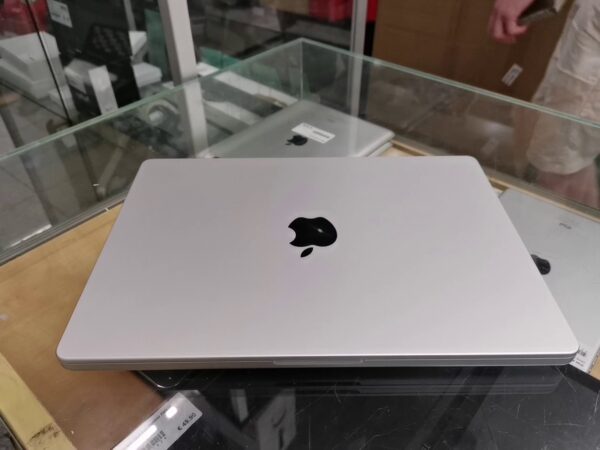 Macbook Pro (14-inch, M3, Nov 2023) |  M3 Chip 8-core Und 10-core Gpu | 8 Gb Ram | 512 Gb Ssd | 70w Power Adapter |Garantie
Gültig bis: 31 Jänner 2025  |  mit Ladegerät  | Zustand: Wie Neu – Bild 4
