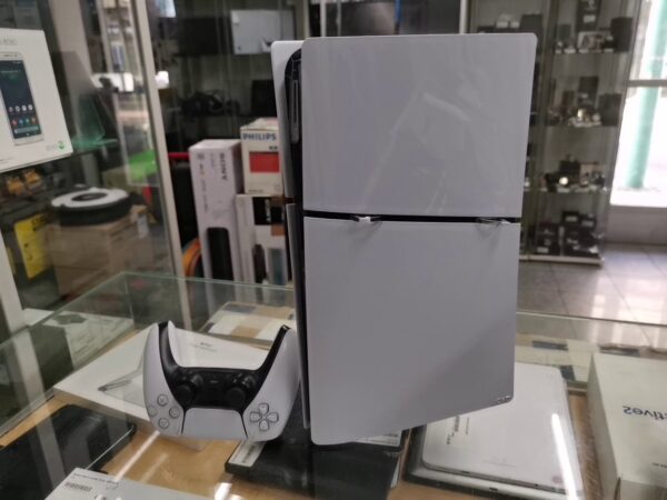 Sony PS5 Slim 1TB Digital Edition | Kleine Gebrauchspuren auf der linken Seite | Zustand: Sehr Gut | Farbe: weiss – Bild 4