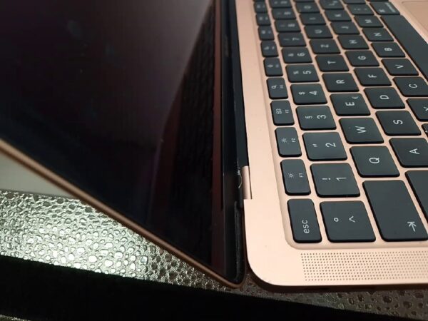 Macbook Air (m1, 2020) DE, Rose-Gold | 8Gb Ram | 256Gb SSD | ohne Ladegerät | Zyklen 118 | Plastik teil Sprung (Sieh Foto) | Zustand: Gut – Bild 3