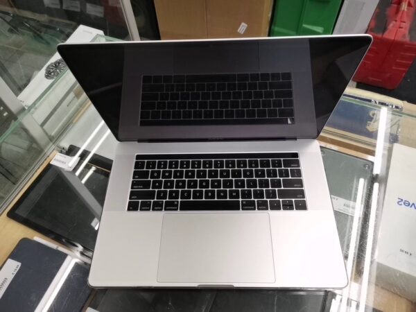 MacBook Pro (15-inch, 2017) Core  i7  | 2 8 GHz | 16 GB Ram | 1 TB SSD | 57 Ladezyklen | Englische Tastatur | Zustand: Gut