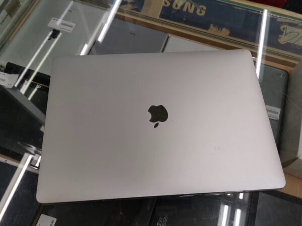 MacBook Pro (15-inch, 2017) Core  i7  | 2 8 GHz | 16 GB Ram | 1 TB SSD | 57 Ladezyklen | Englische Tastatur | Zustand: Gut – Bild 2
