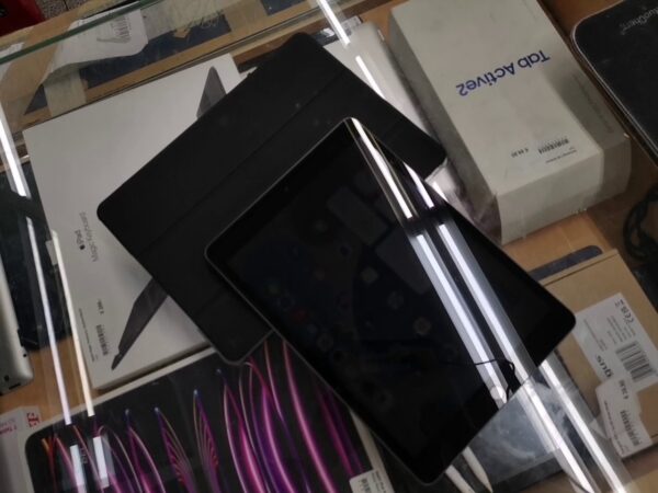iPad (9th generation)  64 GB  | Mit Hülle  | Zustand: Sehr Gut