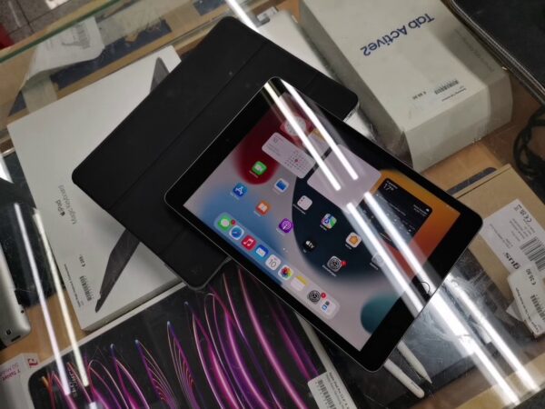 iPad (9th generation)  64 GB  | Mit Hülle  | Zustand: Sehr Gut – Bild 2