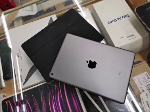 iPad (9th generation)  64 GB  | Mit Hülle  | Zustand: Sehr Gut – Bild 3