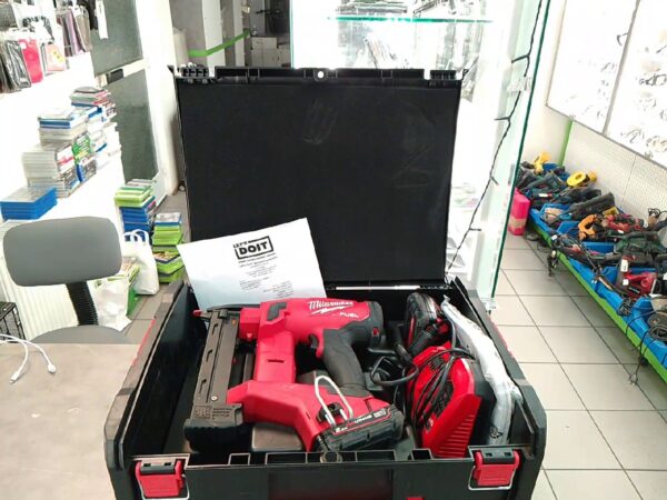 Milwaukee M18 FN18GS Fuel Akku-Nagler | Mit 2x  Akkus 2Ah und Ladegerät |  Koffer |  Rechnung  | Zustand: Wie Neu