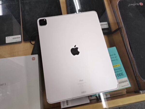 iPad Pro, 12.9-inch (5th generation) 256 gb Cellular sub6 | Ohne Ladegerät ohne Verpackunf  | kleine kratze auf display | Zustand: Sehr Gut