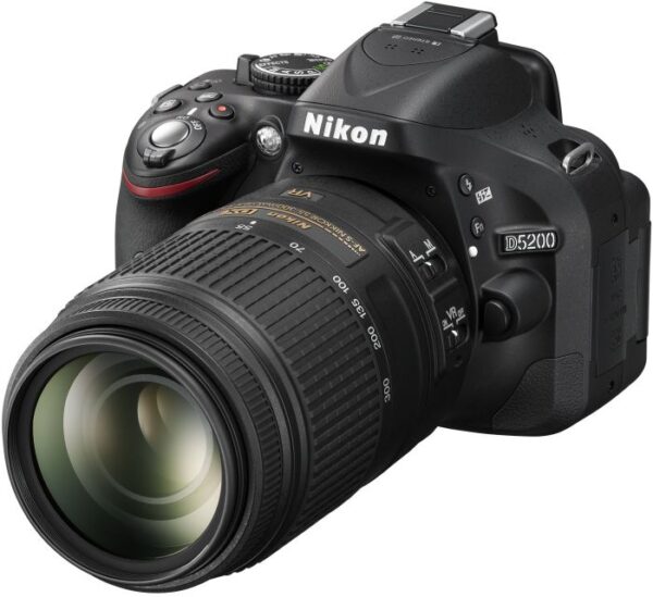 Nikon D5200 inkl. AF-S Nikkor 18-55mm | Objektiv MIT mit Ladegerät
Tasche swartz | Zustand: Sehr Gut
