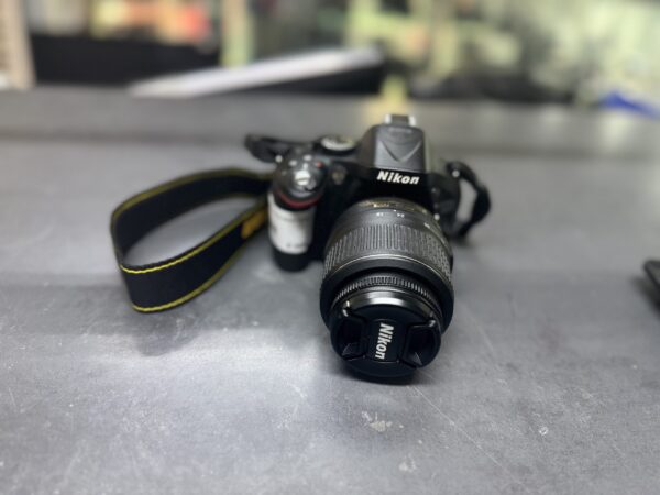 Nikon D5200 inkl. AF-S Nikkor 18-55mm | Objektiv MIT mit Ladegerät
Tasche swartz | Zustand: Sehr Gut – Bild 2