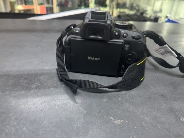 Nikon D5200 inkl. AF-S Nikkor 18-55mm | Objektiv MIT mit Ladegerät
Tasche swartz | Zustand: Sehr Gut – Bild 3