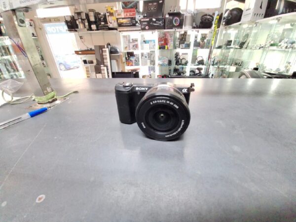 Sony Alpha 5000 Digitalkamera | mit Originalverpackung | mit Objektiv AF E 16-50mm 3.5-5.6 OSS PZ | Display hat eine Kratzer (sieh Foto 5) | Zustand: Gut – Bild 2