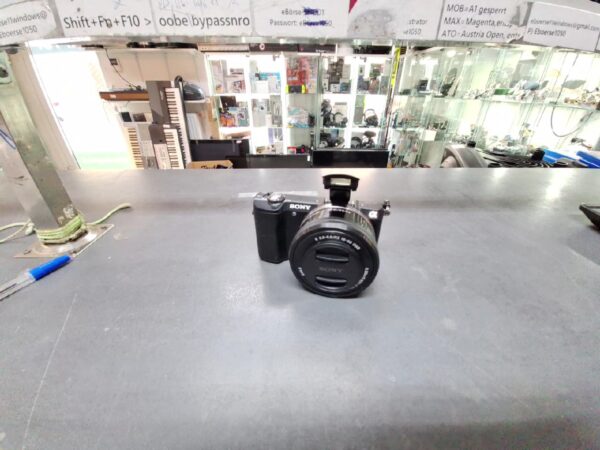 Sony Alpha 5000 Digitalkamera | mit Originalverpackung | mit Objektiv AF E 16-50mm 3.5-5.6 OSS PZ | Display hat eine Kratzer (sieh Foto 5) | Zustand: Gut – Bild 3