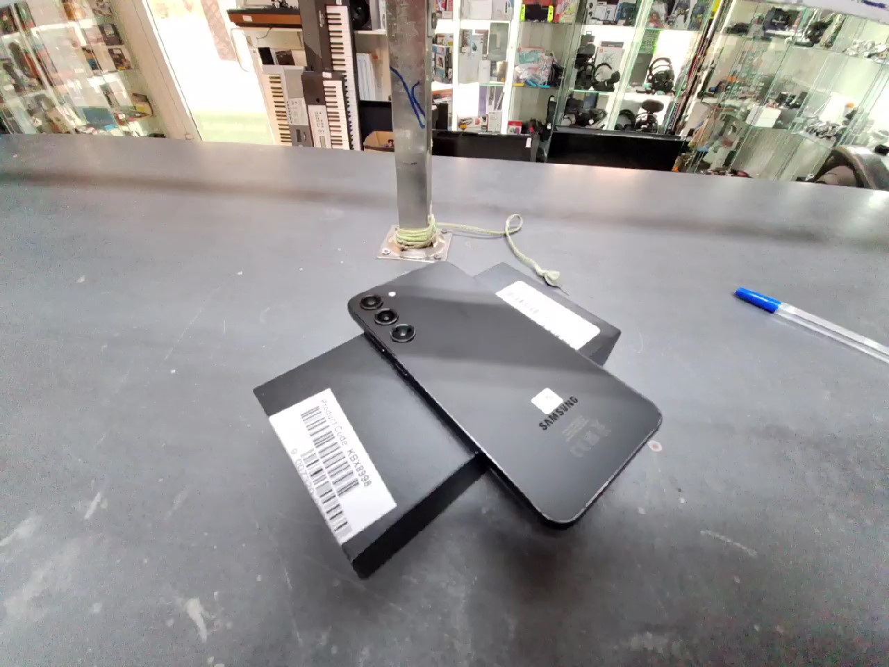 Samsung Galaxy S23+ 256GB | mit Originalverpackung | kleine gebrauchsspuren sind siehtbar | Display ohne Kratzer | Garantie bis 17-10-2025 | SimLock: Frei | Zustand: Sehr Gut | Farbe: schwarz – Bild 3