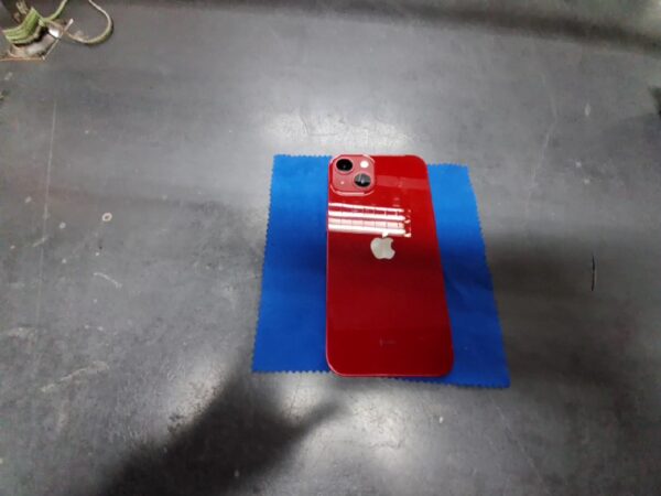 iPhone 13 256GB | hat eine Kratzer( sieh Foto) | SimLock: Frei | Zustand: Gut | Farbe: rot | Akku: 87% – Bild 2