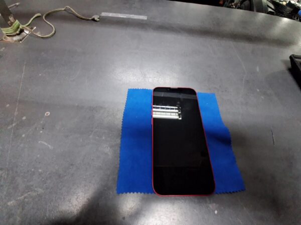 iPhone 13 256GB | hat eine Kratzer( sieh Foto) | SimLock: Frei | Zustand: Gut | Farbe: rot | Akku: 87% – Bild 3