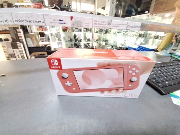 Nintendo Switch Lite | mit Originalverpackung | umbenutz | mit mit Ladegerät+ mit org. Rechnung MediaMarkt vom 30.11.2024 | Zustand: Neu | Farbe: KORALLE – Bild 3