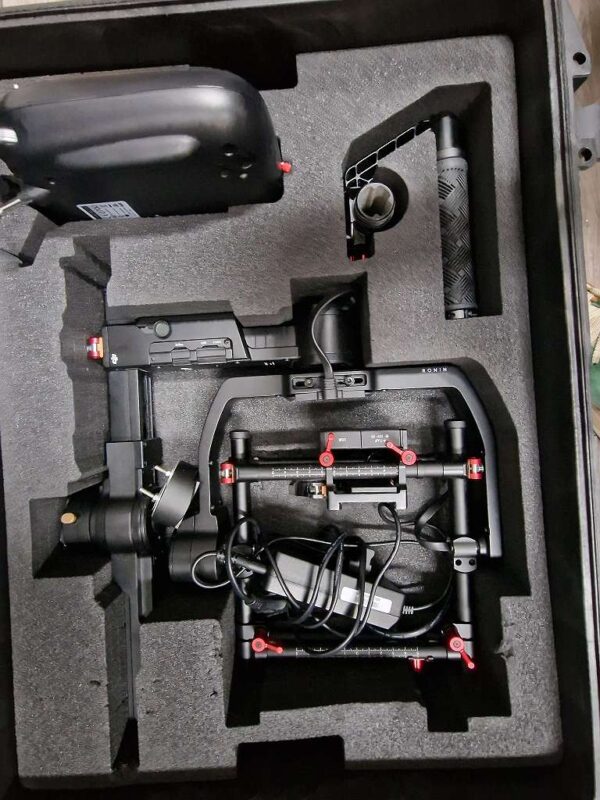 Dji Ronin Gimbal Vollset | koffer | Die Steuerung beim Ronin (Das kleine Gerät mit Display ) funktioniert die Steuerung nicht
Genauer gesagt der Joystick erkennt nur 3 Richtungen | Zustand: In Ordnung – Bild 3
