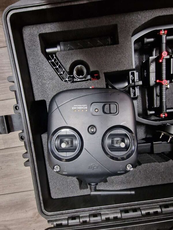 Dji Ronin Gimbal Vollset | koffer | Die Steuerung beim Ronin (Das kleine Gerät mit Display ) funktioniert die Steuerung nicht
Genauer gesagt der Joystick erkennt nur 3 Richtungen | Zustand: In Ordnung – Bild 4