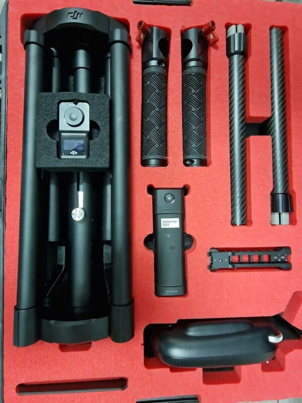 Dji Ronin Gimbal Vollset | koffer | Die Steuerung beim Ronin (Das kleine Gerät mit Display ) funktioniert die Steuerung nicht
Genauer gesagt der Joystick erkennt nur 3 Richtungen | Zustand: In Ordnung – Bild 5