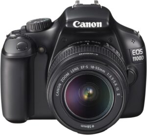 Canon EOS 1100  | mit EF-S 18-55 mm f | 3.5-5.6 DC III Objektiv | mit 1 Akku+ Ladegerät | Tasche als Geschenk | Zustand: Sehr Gut