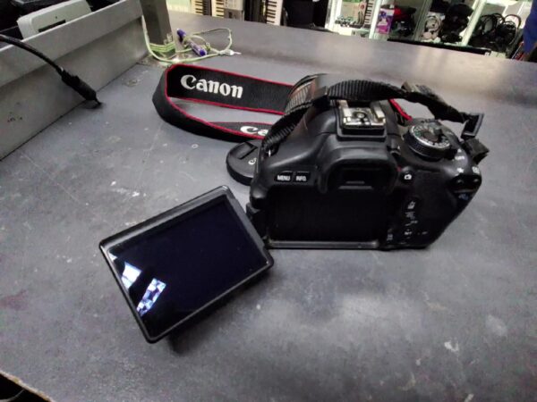 Canon EOS 600D Kamera  | Objektiv EF-S 18-55mm 3.5-5.6 III | mit 1 Akku | ohne Ladegerät | Tasche als Geschenck  | Zustand: Sehr Gut – Bild 4