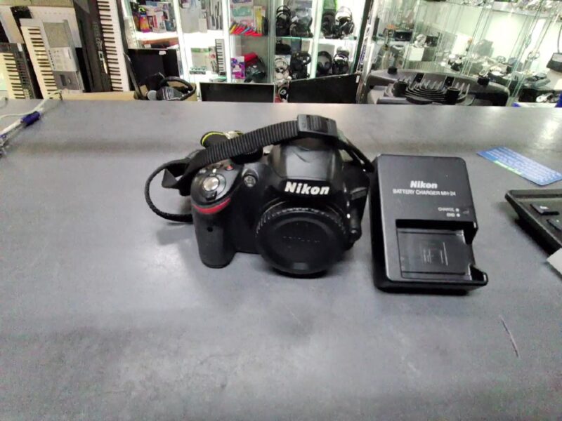 Nikon D3200 | 1 Akku und Ladegerät | Zustand: Gut – Bild 2