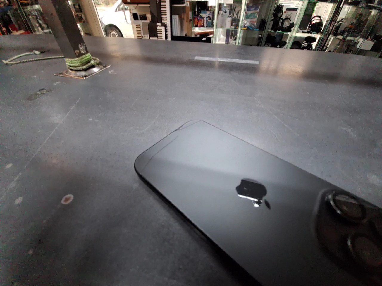 iPhone 15 Pro 256GB | Garantie Gültig bis: 27 Dezember 2024 Hinten Sprung (Sieh Foto) | SimLock: Frei | Zustand: Gut | Farbe: schwarz | Akku: 100% – Bild 3