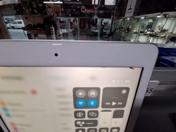 IPad 6 Generation 32Gb | Display hat ein Fleck | Zustand: Gut – Bild 3