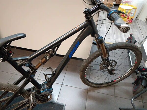 Komplettbike Szenario 650B | Rechnung vom 19.11.2016 | Neupreis 5828 |- Euro | hintere reif ist kaput