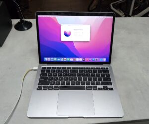Macbook Air 2020  | M1 8Gb Ram | 256Gb SSD
Display Rahmen  ist  von unter gebrochen ! | Zustand: Gut