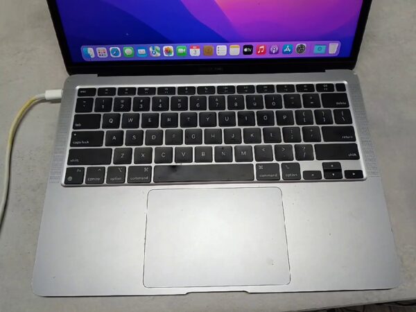 Macbook Air 2020  | M1 8Gb Ram | 256Gb SSD
Display Rahmen  ist  von unter gebrochen ! | Zustand: Gut – Bild 2