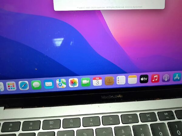 Macbook Air 2020  | M1 8Gb Ram | 256Gb SSD
Display Rahmen  ist  von unter gebrochen ! | Zustand: Gut – Bild 3