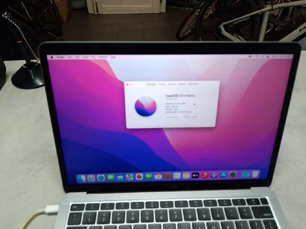 Macbook Air 2020  | M1 8Gb Ram | 256Gb SSD
Display Rahmen  ist  von unter gebrochen ! | Zustand: Gut – Bild 4
