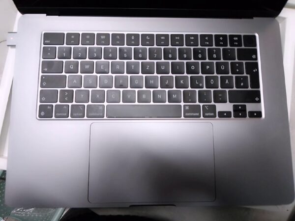 Apple Macbook Air 15 Zoll, Space Gray, M3  | Apple MacBook Air 15 | Space Gray | M3 - 8 Core CPU  |  10 Core GPU | 8GB RAM | 512GB SSD | DE | Zustand: Wie Neu – Bild 2
