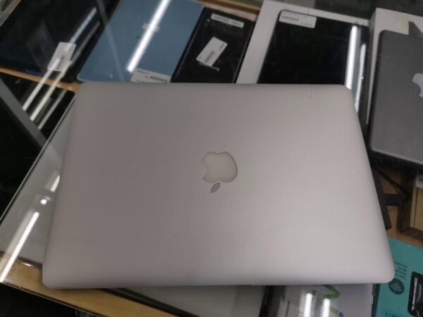 Macbook  Air (13 Zoll 2015 ) Core i5 |  4.00 GB 128 GB SSD 187 Ladezyklen  | Zustand: Gut